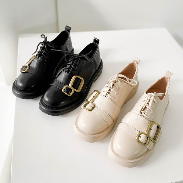 Jauns pavasara-rudens apavu modelis ar šņorēm un sprādzēm