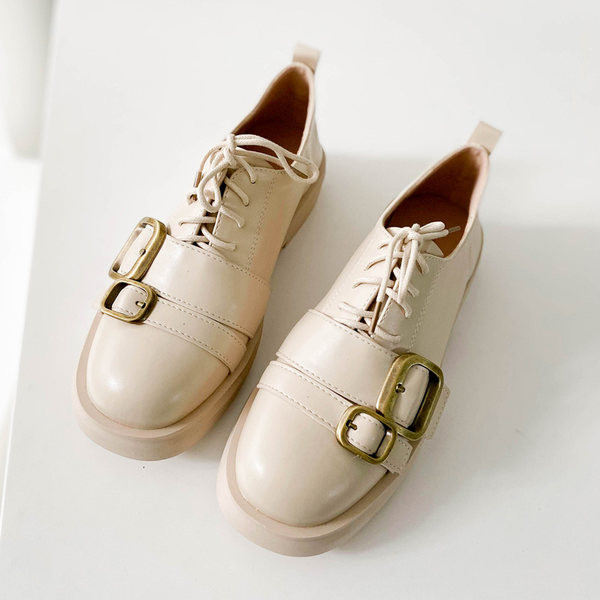 Jauns pavasara-rudens apavu modelis ar šņorēm un sprādzēm