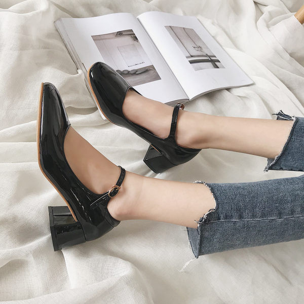 Sieviešu ikdienas apavi ar bieziem papēžiem - izgatavoti no eko ādas