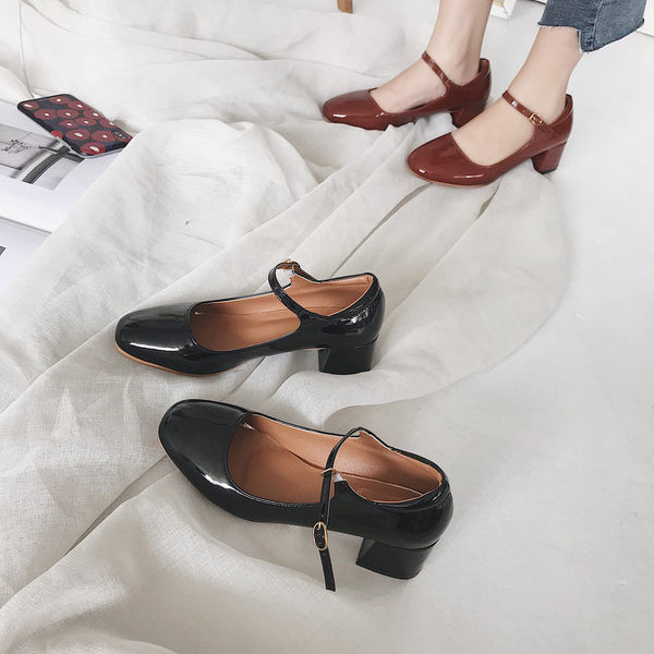 Sieviešu ikdienas apavi ar bieziem papēžiem - izgatavoti no eko ādas