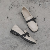 Jauns sieviešu ādas mokasīnu modelis ar zemiem papēžiem - divu krāsu