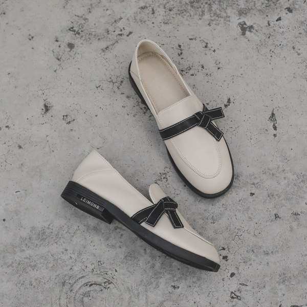 Jauns sieviešu ādas mokasīnu modelis ar zemiem papēžiem - divu krāsu