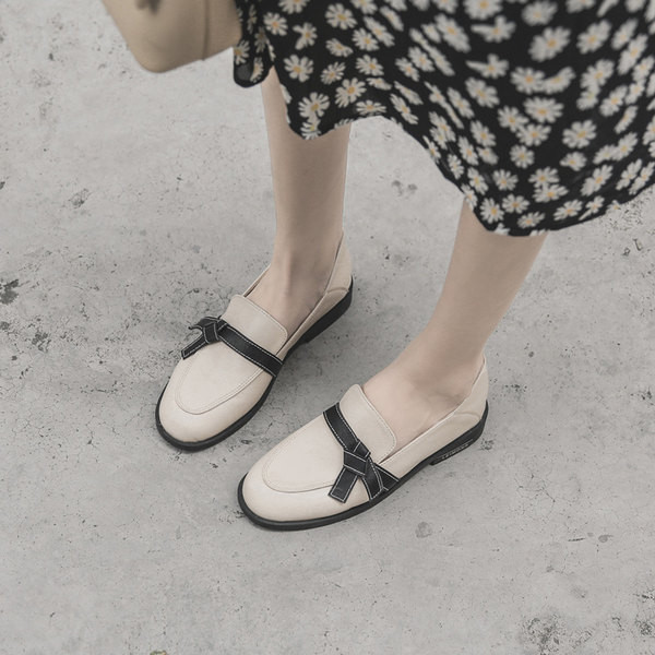 Jauns sieviešu ādas mokasīnu modelis ar zemiem papēžiem - divu krāsu