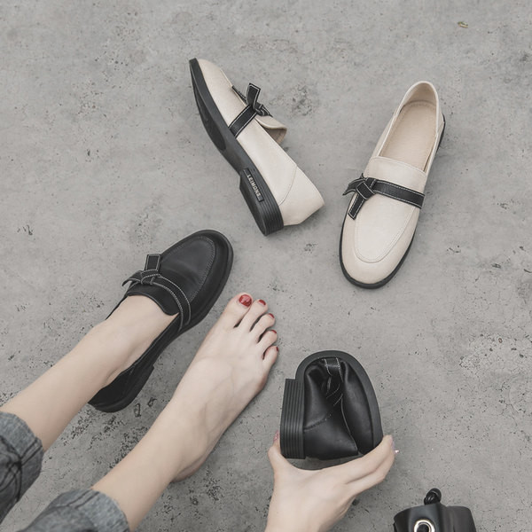 Jauns sieviešu ādas mokasīnu modelis ar zemiem papēžiem - divu krāsu