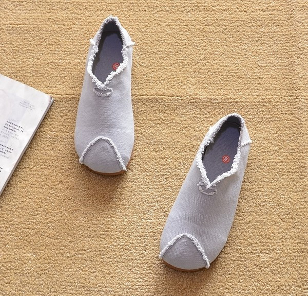 Jauna modeļa ikdienas tekstila apavu noapaļots modelis