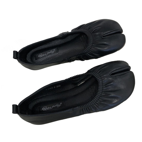 Sieviešu ādas apavi ar plakanu zoli - tīrs modelis