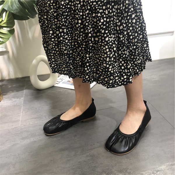 Sieviešu ādas apavi ar plakanu zoli - tīrs modelis