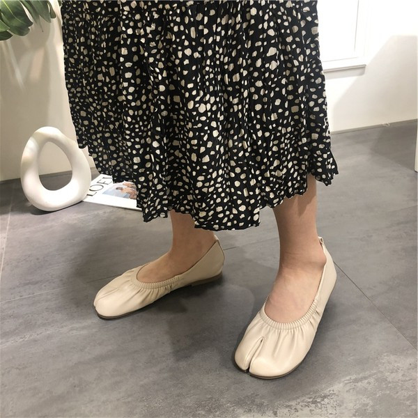 Sieviešu ādas apavi ar plakanu zoli - tīrs modelis