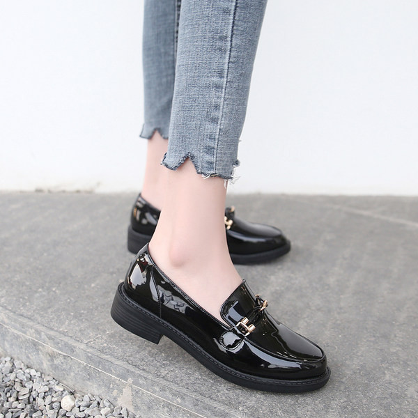 Sieviešu ikdienas apavi ar metāla elementu - mākslīgā āda divās krāsās