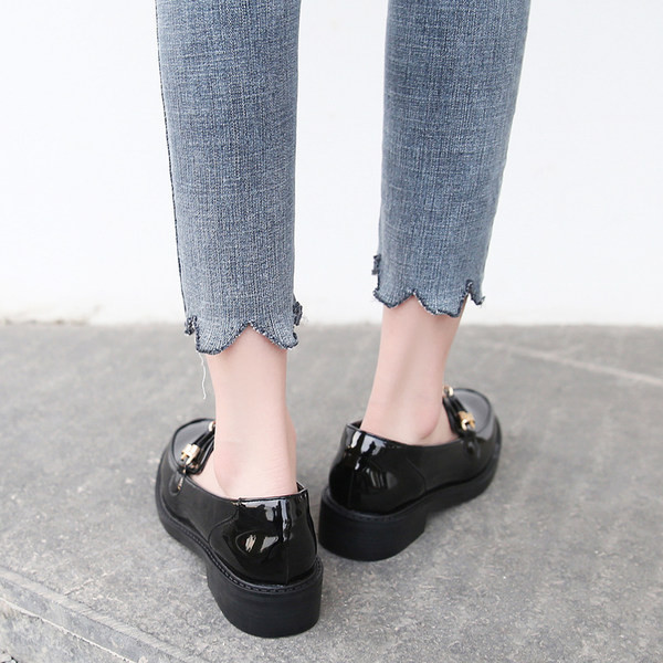 Sieviešu ikdienas apavi ar metāla elementu - mākslīgā āda divās krāsās