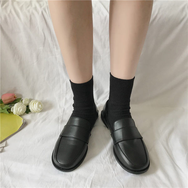 Melni sieviešu ikdienas apavi ar plakanu zoli