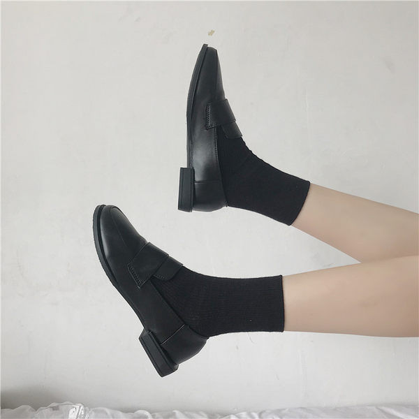 Melni sieviešu ikdienas apavi ar plakanu zoli