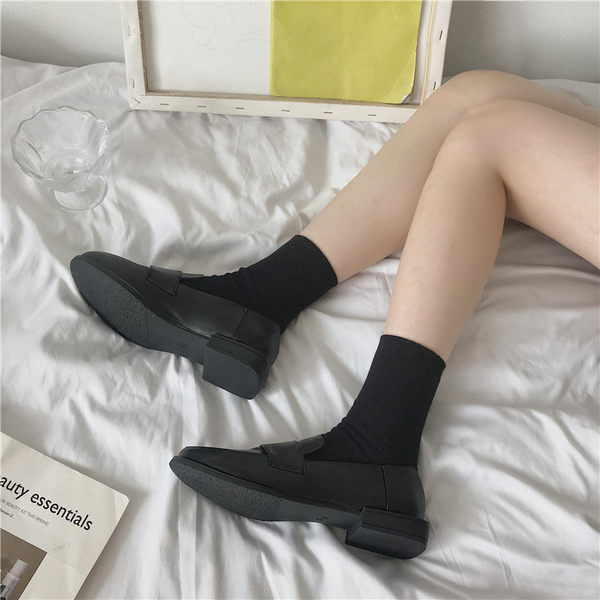 Melni sieviešu ikdienas apavi ar plakanu zoli