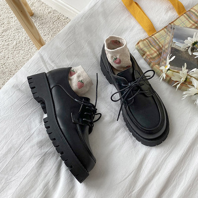 Sieviešu apavi ar raupju zoli un šņorēm