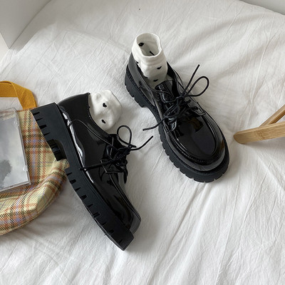 Sieviešu apavi ar raupju zoli un šņorēm