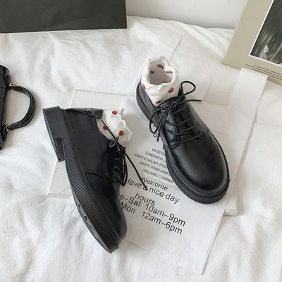 Sieviešu apavi ar raupju zoli un šņorēm