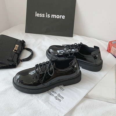 Sieviešu apavi ar raupju zoli un šņorēm