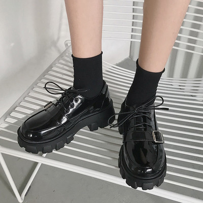 Sieviešu apavi ar raupju zoli un šņorēm