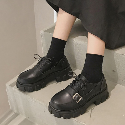 Sieviešu apavi ar raupju zoli un šņorēm