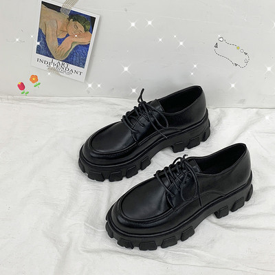 Sieviešu apavi ar raupju zoli un šņorēm