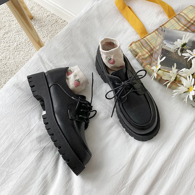 Sieviešu apavi ar raupju zoli un šņorēm