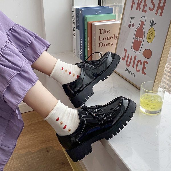 Sieviešu apavi ar raupju zoli un šņorēm