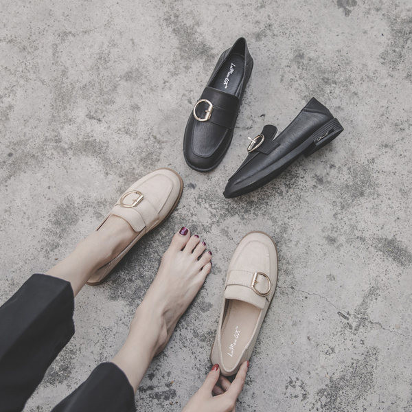 Ikdienas sieviešu apavi ar zemu kvadrātveida papēdi ar metāla sprādzi - vairāki modeļi