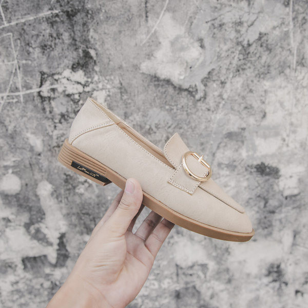 Ikdienas sieviešu apavi ar zemu kvadrātveida papēdi ar metāla sprādzi - vairāki modeļi