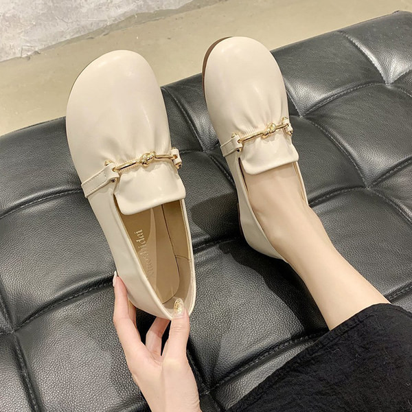 Sieviešu ikdienas apavi ar metāla elementu un plakanu zoli - trīs krāsas