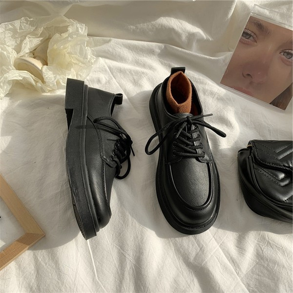 Ikdienas sieviešu apavi no mākslīgās ādas ar šņorēm