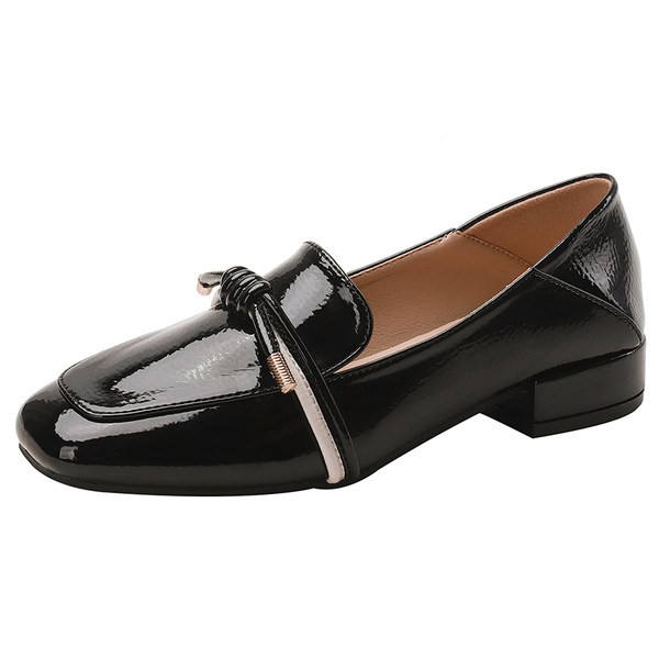 Modernas sieviešu lakādas kurpes ar šņorēm