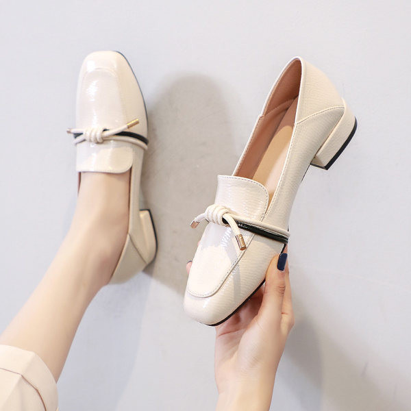 Modernas sieviešu lakādas kurpes ar šņorēm