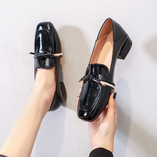 Modernas sieviešu lakādas kurpes ar šņorēm