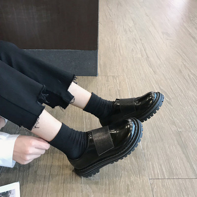 Sieviešu ikdienas ādas apavi ar plakanu zoli - melnā krāsā