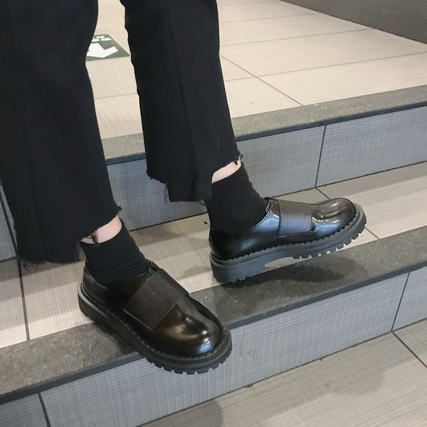 Sieviešu ikdienas ādas apavi ar plakanu zoli - melnā krāsā