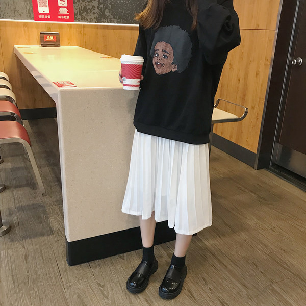 Sieviešu ikdienas ādas apavi ar plakanu zoli - melnā krāsā