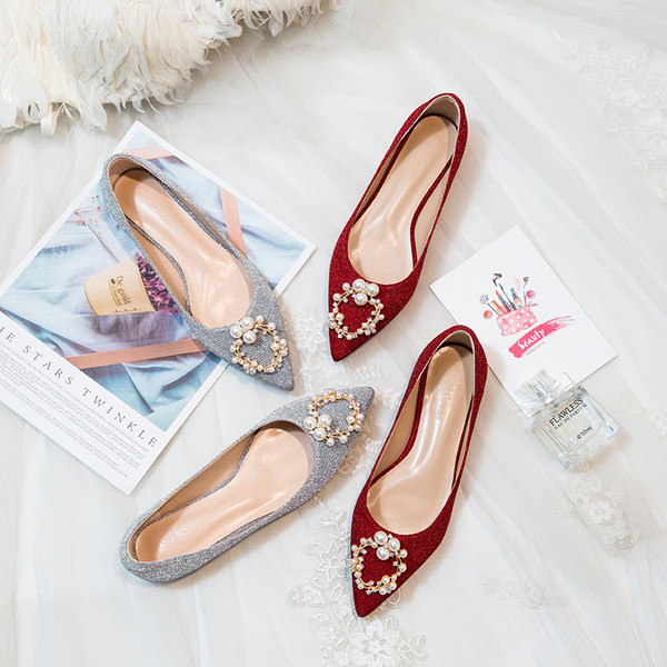 Jauns sieviešu spīdīgu apavu modelis ar pērlēm