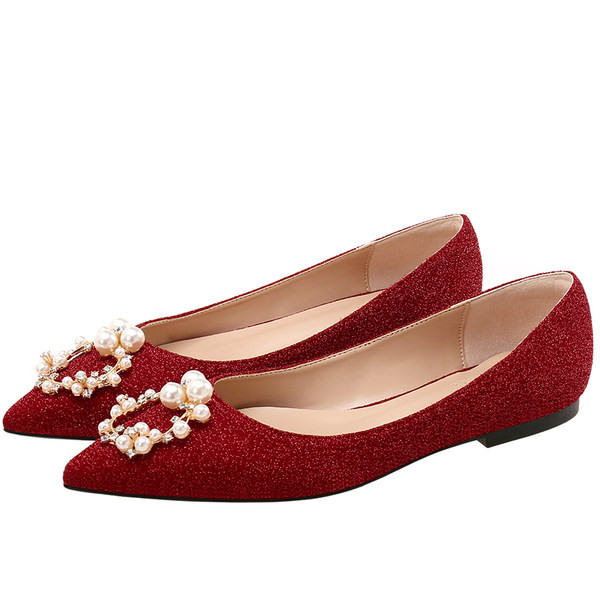 Jauns sieviešu spīdīgu apavu modelis ar pērlēm