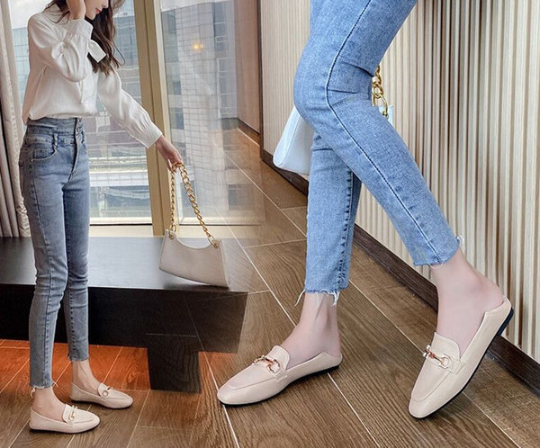 Jauns sieviešu ādas apavu modelis ar metāla elementu - melns un bēšs