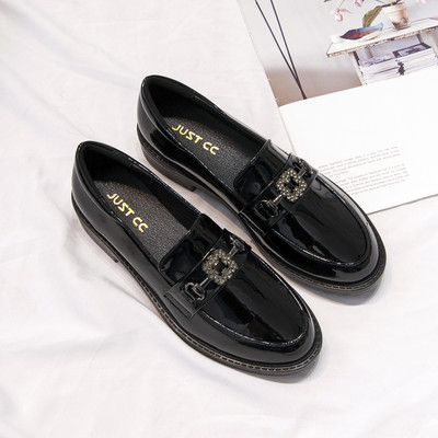 Modernas sieviešu ādas apavi - retro stilā