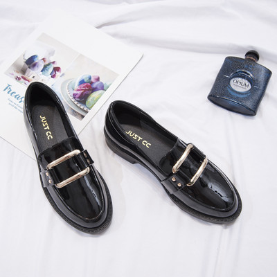 Modernas sieviešu ādas apavi - retro stilā