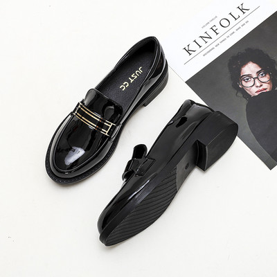 Modernas sieviešu ādas apavi - retro stilā