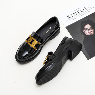 Modernas sieviešu ādas apavi - retro stilā