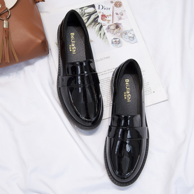 Modernas sieviešu ādas apavi - retro stilā