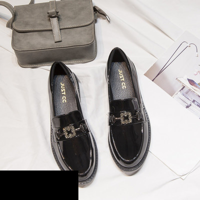 Modernas sieviešu ādas apavi - retro stilā