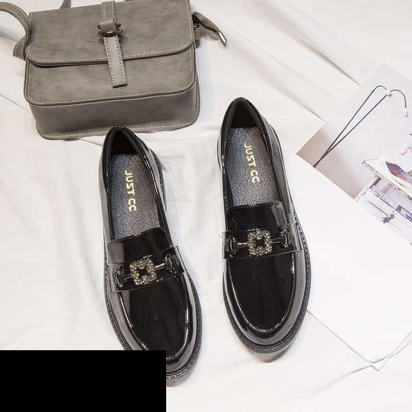 Modernas sieviešu ādas apavi - retro stilā