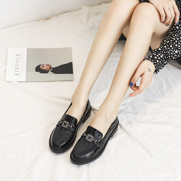 Modernas sieviešu ādas apavi - retro stilā