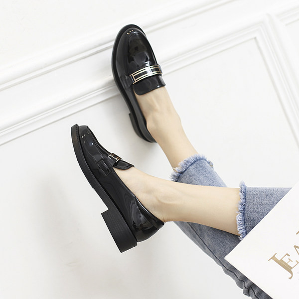 Modernas sieviešu ādas apavi - retro stilā