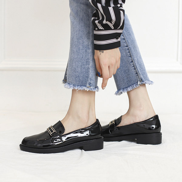 Modernas sieviešu ādas apavi - retro stilā