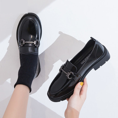 Sieviešu ikdienas apavi ar mežģīnēm un metāla elementu